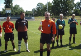 Kapitän Udo Thiele präsentiert den Pokal