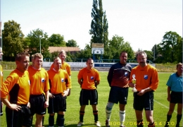 Kapitän Udo Thiele präsentiert den Pokal mit der Mannschaft